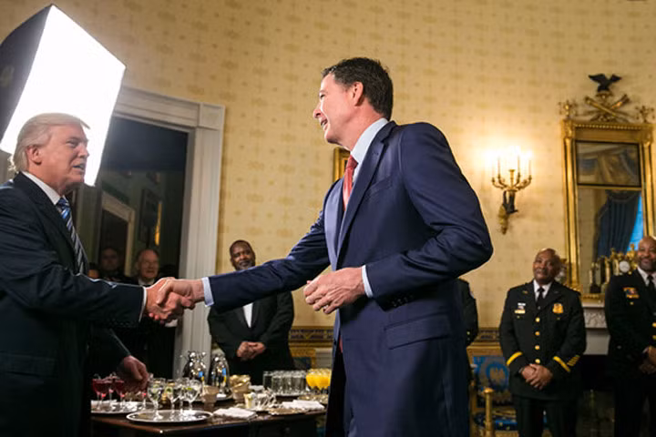 Tổng thống Donald Trump và Giám đốc FBI James Comey tại một buổi tiệc ở Nhà Trắng. (Ảnh: NY Times) 