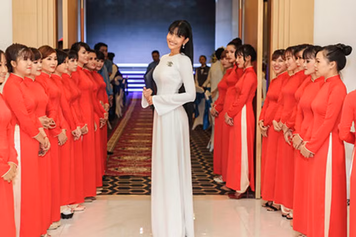 Trương Thị May rạng rỡ chấm thi "Hoa hậu giáo viên"