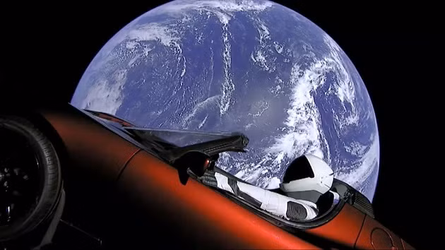 Hình ảnh xe thể thao Tesla được đưa vào không gian trên tên lửa Falcon Heavy Hình ảnh xe thể thao Tesla được đưa vào không gian trên tên lửa Falcon Heavy