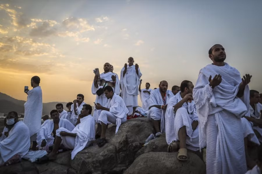 Những tín đồ của đạo Hồi cầu nguyện trong lễ hành hương Hajj trên đỉnh Arafat, gần Mecca, A Rập.