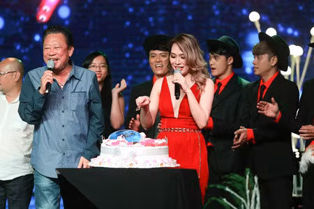My Tam hanh phuc tang qua cho fan 75 tuoi - Anh 11