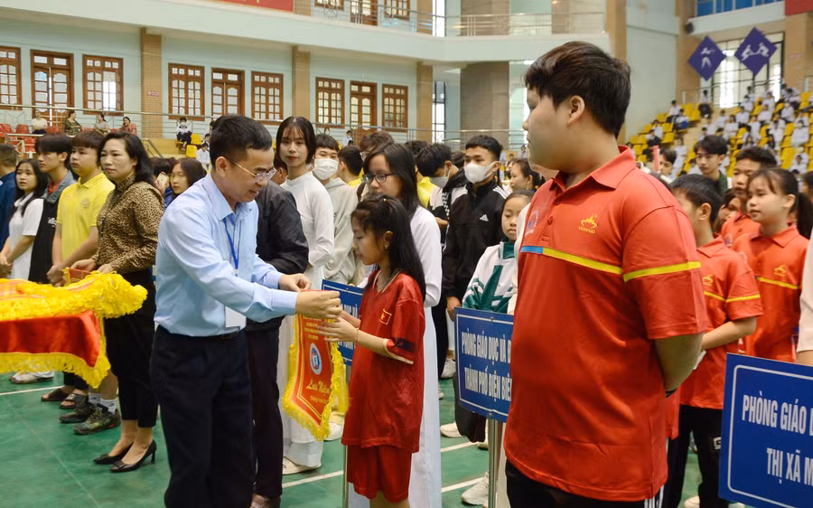Ông Nguyễn Văn Đoạt, Giám đốc Sở GD&amp;ĐT tỉnh Điện Biên trao cờ lưu niệm cho các đoàn VĐV.