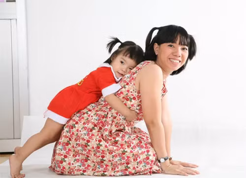 Chị Nguyễn Thị Diệu vui đùa cùng con gái cưng. anhsoonline