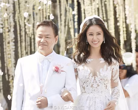 Diem danh nhung ngoi sao noi tieng hieu thao voi cha me cua C-biz - Anh 2