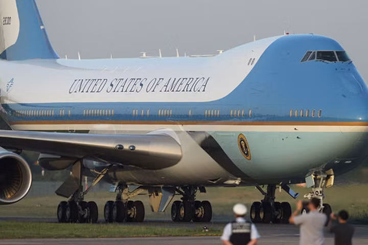 Boeing cam kết với ông Trump sản xuất chuyên cơ dưới 4 tỉ USD