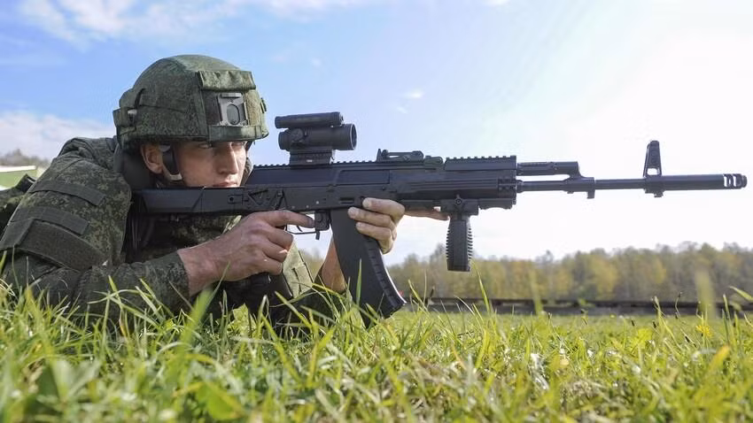 Binh sĩ sử dụng AK-12.