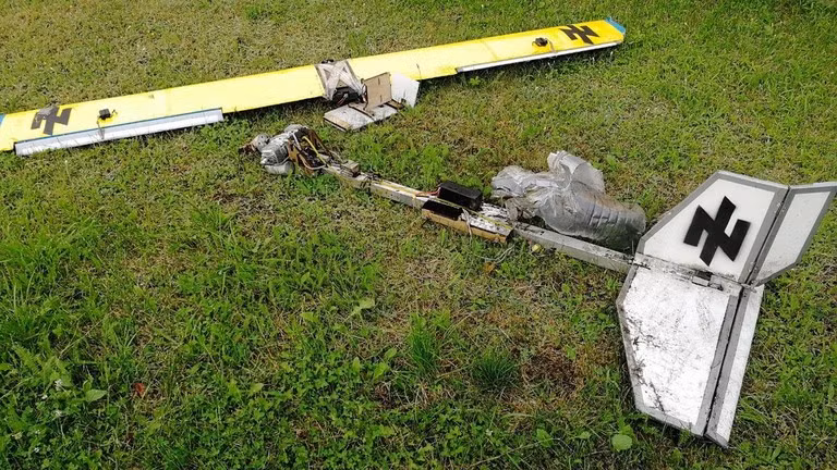 Một UAV Ukraine bị bắn hạ trên vùng Kursk của Nga. (Ảnh: Telegram / Roman Starovoyt).
