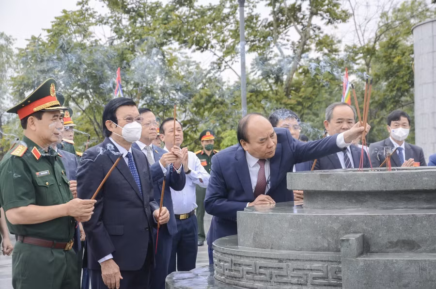 Chủ tịch nước Nguyễn Xuân Phúc cùng đoàn công tác dâng hương tại Đền thờ liệt sĩ.
