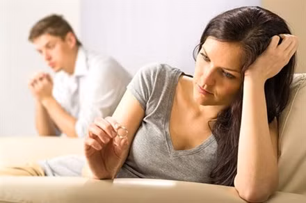 Ly hôn vì vợ rút nhầm quần của anh hàng xóm