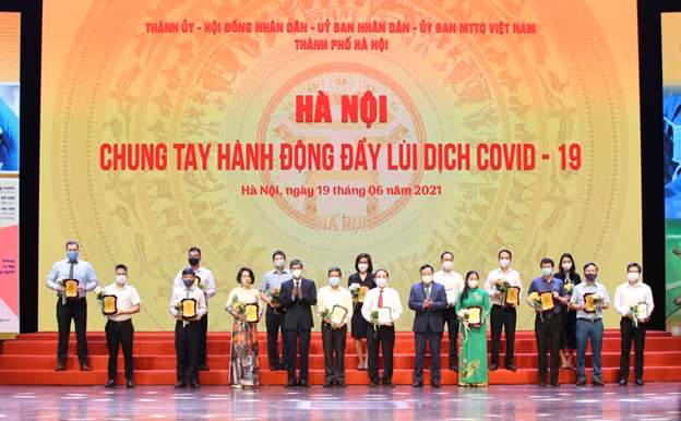 Chủ tịch HĐND TP Nguyễn Ngọc Tuấn và Phó chủ tịch thường trực Ủy ban MTTQVN thành phố Hà Nội Nguyễn Anh Tuấn trao biểu trưng cảm ơn các tổ chức, đơn vị đã ủng hộ chương trình.