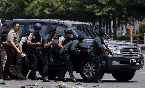 Cảnh sát Indonesia ứng phó tại hiện trường. Ảnh: Reuters hang-loat-nguoi-bien-mat-kha-nghi-truoc-vu-tan-cong-o-indonesia