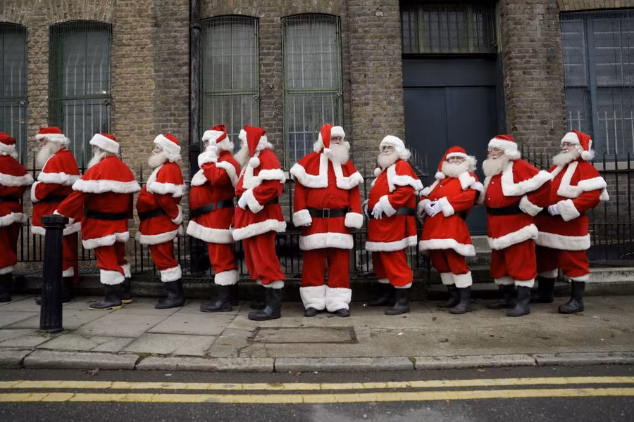Các thành viên của trường đào tạo ông già tuyết Fun Santa đang chuẩn bị cho mùa lễ hội ở phía đông London, Anh