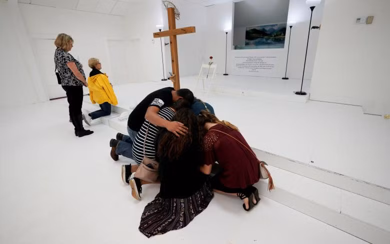 Mọi người cầu nguyện trong nhà thờ First Baptist – nơi 26 người đã bị chết trong một vụ xả súng tại Texas, Mỹ.