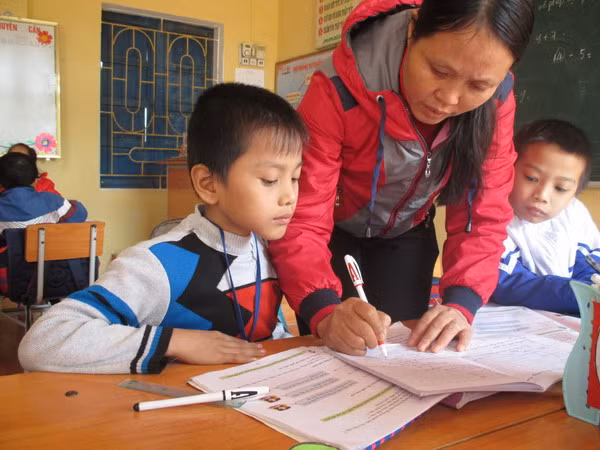 Cô Nguyễn Thị Hường, giáo viên chủ nhiệm lớp 2B, Trường tiểu học Hoằng Quỳ, huyện Hoằng Hóa (Thanh Hóa) đang nhận xét, đánh giá học sinh trong giờ học toán.