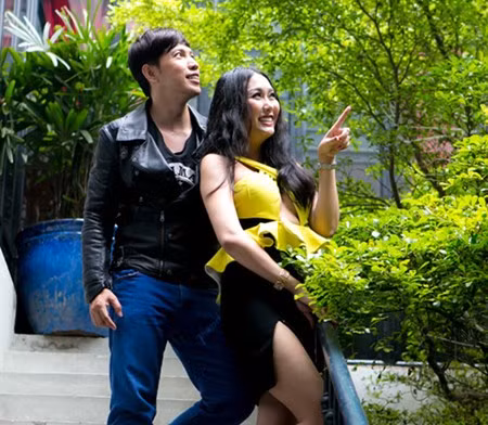 Phi Thanh Van hon nhien voi vay ao tao bao