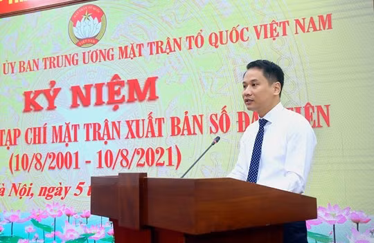 Phó Tổng Biên tập phụ trách Tạp chí Mặt trận Trương Thành Trung phát biểu tại buổi lễ.