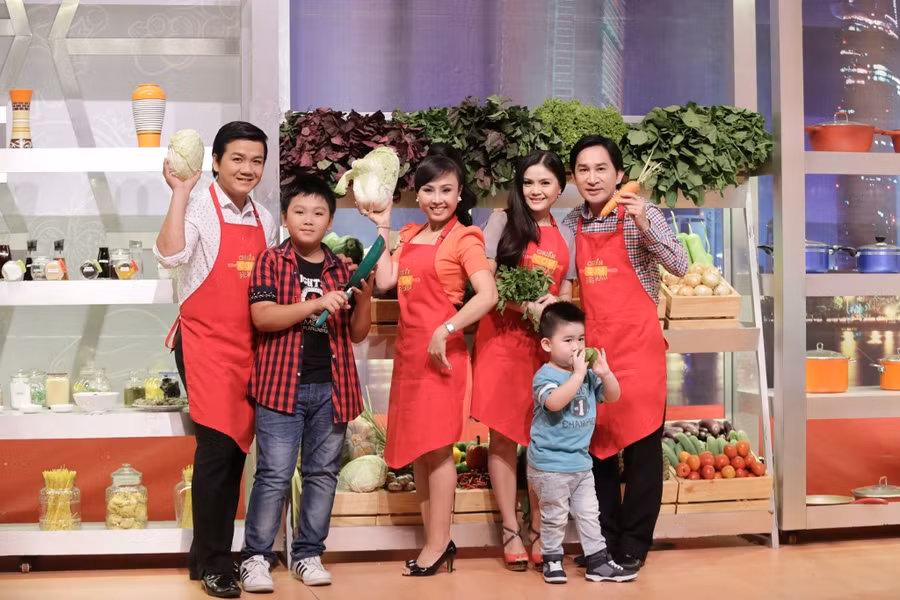 Tập 43 Chuẩn cơm mẹ nấu sẽ đem tới cho khán giả nhiều điều bất ngờ. Đó là cuộc đối đầu giữa gia đình nghệ sĩ Kim Tử Long và Lê Tứ. Mỗi đội chơi sẽ gồm 3 thành viên: cha mẹ và con. Hai bà mẹ Trinh Trinh và Hà Như sẽ truyền bí quyết “chuẩn cơm” cho đức lang quân để trổ tài ẩm thực với con mình.