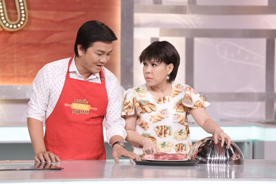 Nghệ sĩ cải lương Lê Tứ chật vật thực hiện món bò kho bánh mì. Anh lúng túng khi phải vật lộn với những dụng cụ làm bếp như nồi niêu, dao thớt. Anh còn làm đổ nửa hộp sữa đặc, nửa chai dầu điều vào tô thịt.