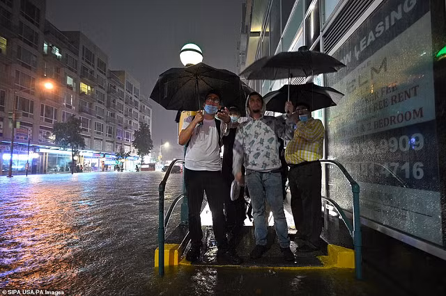 Video: Thành phố New York tuyên bố tình trạng khẩn cấp, nước tràn vào ga tàu điện ngầm ảnh 5