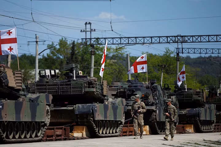 Lực lượng Mỹ và xe tăng M1A2 Abrams tham gia một cuộc tập trận chung tại Georgia năm 2016. (Nguồn: Reuters) 