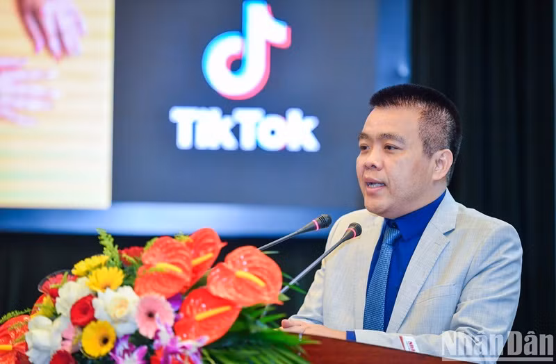 Đại diện TikTok Việt Nam trình bày về các giải pháp hỗ trợ chủ thể OCOP để có thể mở rộng kênh phân phối và tiêu thụ. Đại diện TikTok Việt Nam trình bày về các giải pháp hỗ trợ chủ thể OCOP để có thể mở rộng kênh phân phối và tiêu thụ.