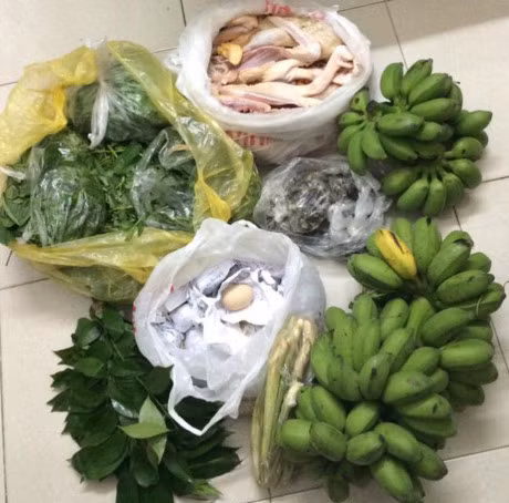 Roi nuoc mat voi goi qua Tet me chong gui truoc luc con dau di - Anh 2