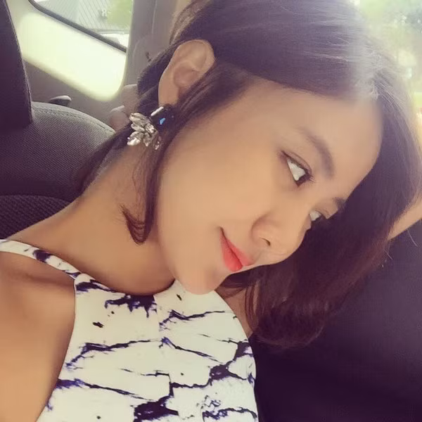 Văn Mai Hương “khóa môi” với cá heo