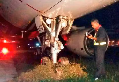 Hang tram hanh khach AirAsia bi mac ket vi may bay truot banh - Anh 1