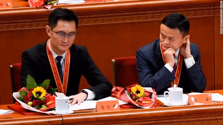 Đồng sáng lập Công ty Alibaba Jack Ma (phải) và CEO Pony Ma của Công ty Tencent Holdings.