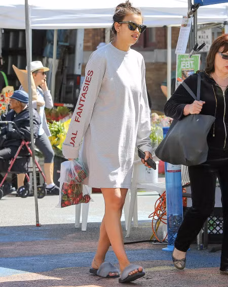 Irina Shayk di cho mua do sau hon 1 tuan sinh con - Anh 2
