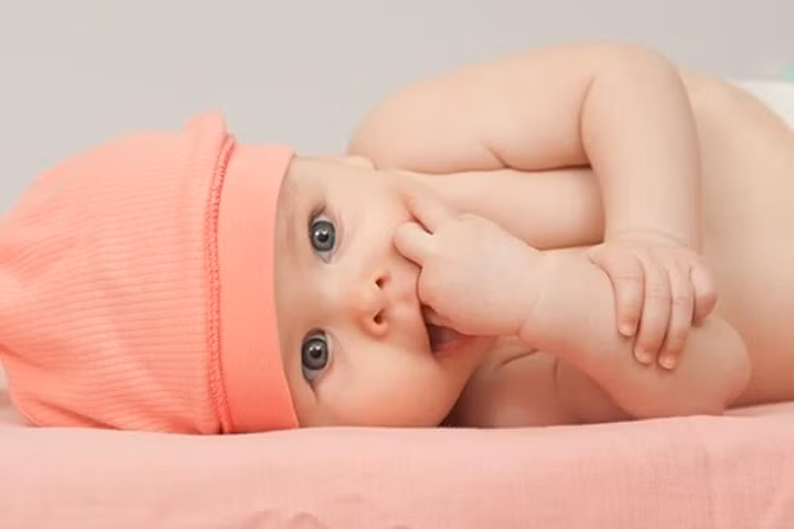6 phản xạ đầu đời của trẻ sơ sinh bố mẹ cần lưu ý