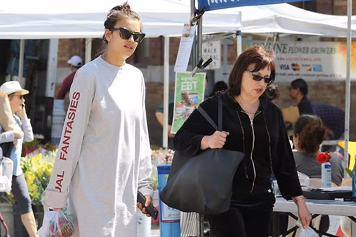 Irina Shayk đi chợ mua đồ sau hơn 1 tuần sinh con