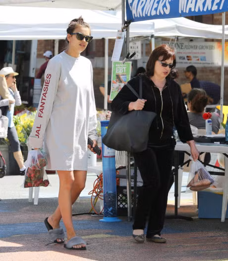 Irina Shayk di cho mua do sau hon 1 tuan sinh con - Anh 3