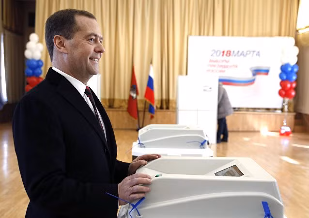 Thủ tướng Nga Medvedev đi bỏ phiếu Thủ tướng Nga Medvedev đi bỏ phiếu