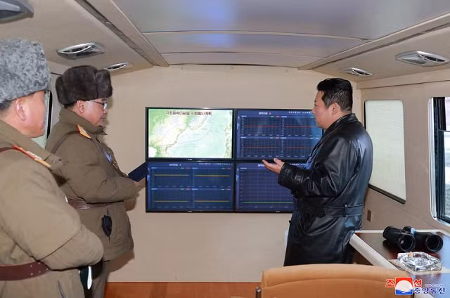 Ông Kim Jong-un đưa ra lời kêu gọi sau khi giám sát vụ phóng “tên lửa siêu vượt âm” ảnh 2