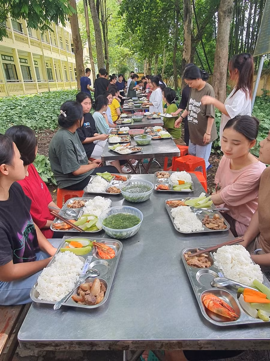 Bữa ăn đảm bảo dinh dưỡng của học sinh lớp 12 Trường THPT Phan Đình Giót.