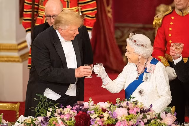 TT Trump nâng ly với Nữ hoàng Anh