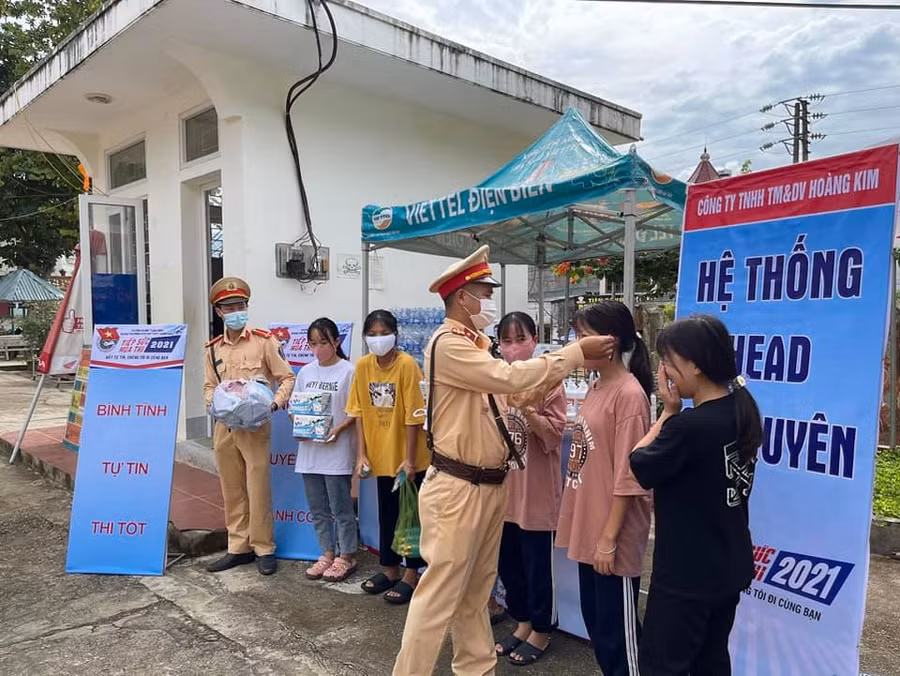 ĐVTN Công an huyện Tuần Giáo (Điện Biên) tặng khẩu trang, nước uống cho thí sinh dự thi. (Ảnh Công an Tuần Giáo)
