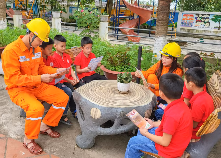 Cán bộ Điện lực Điện Biên tuyên truyền tiết kiệm điện cho học sinh.
