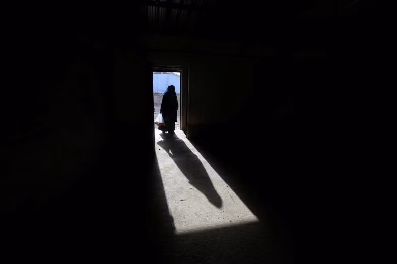 Bóng một người phụ nữ đi sơ tán tại trại Hassan Sham, Mosul, Iraq