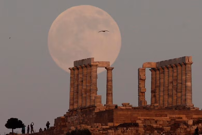 Trăng tròn trên ngôi đền Poseidon ở Athen, Hy Lạp.