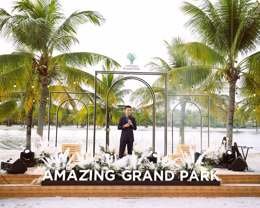 Đại diện Vinhomes phát biểu khai mạc Cuộc thi ảnh Vinhomes Grand Park
