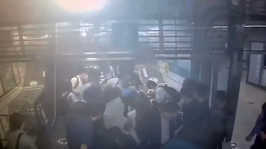 Video thang cuốn bất ngờ đổi hướng khiến 14 người bị thương 