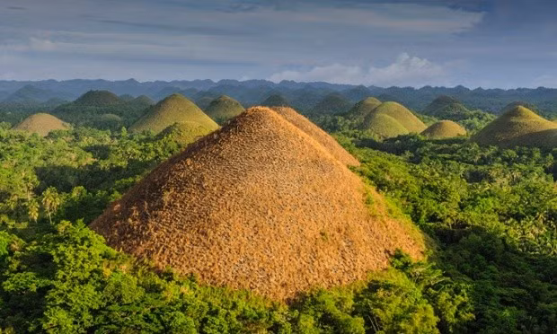 Đồi Chocolate, Bohol, Philippines: Bohol là hòn đảo lớn thứ 10 ở Philippines, nổi tiếng với 1.776 ngọn đồi phủ đầy cỏ nhấp nhô trên diện tích 50 km2. Vào mùa khô, cỏ khô đi và chuyển thành màu nâu nên đồi được ví như những viên chocolate hiệu Hershey Kisses. Những ngọn đồi này từng là lớp đá trầm tích nổi lên từ mặt biển trong quá trình vận động địa chất. Qua thời gian, gió và nước xói mòn tạo thành hình dáng thú vị như ngày nay.