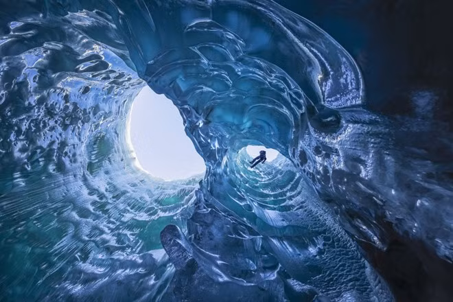 Hang băng Mendenhall, Alaska, Mỹ: Là một phần của dòng sông băng Mendenhall Glacier, hang băng Mendenhall có cảnh quan vô cùng ấn tượng với những mái vòm màu thiên thanh kỳ ảo được hình thành khoảng 3.000 năm trước. Màu xanh của hang được tạo thành bởi các cấu trúc tinh thể độc đáo hấp thụ và phản xạ ánh sáng, đặc biệt là vào những ngày nắng băng tan nhiều. Hang băng dài gần 20 km, nhưng ngày một ngắn dần do hiện tượng nóng lên toàn cầu. Quanh hang là vùng đồng quê hoang sơ với những con đường mòn xuyên qua địa phận của những loài nhím, gấu và đại bàng.