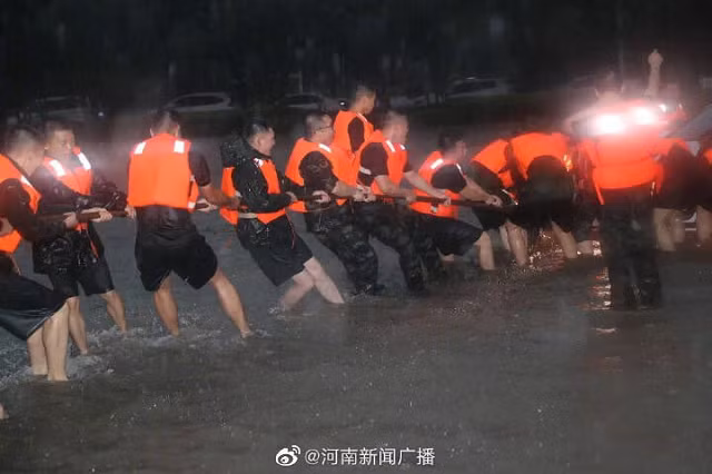 Lực lượng bộ đội, công an được huy động chống lũ.