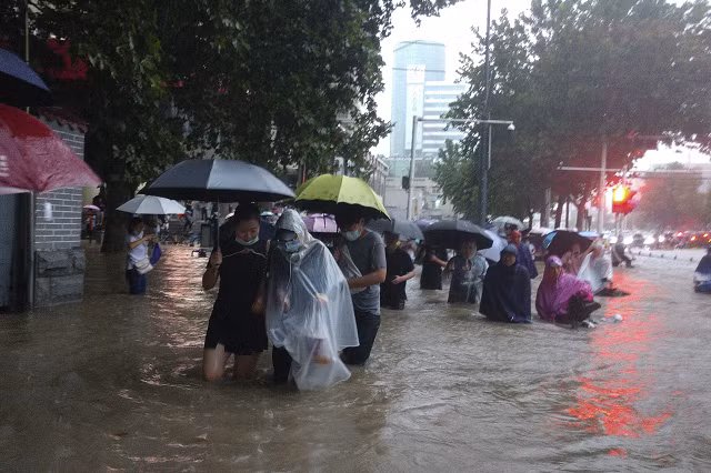 Cận cảnh ngập lụt khủng khiếp ở Trung Quốc sau trận mưa lớn nhất trong 1.000 năm ảnh 5
