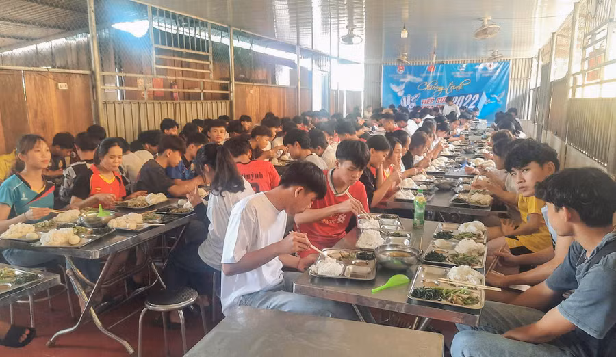 Bữa cơm trưa "0 đồng" cuối cùng giúp nhiều thí sinh ở vùng khó Điện Biên vững tin bước vào thi Ngoại ngữ.