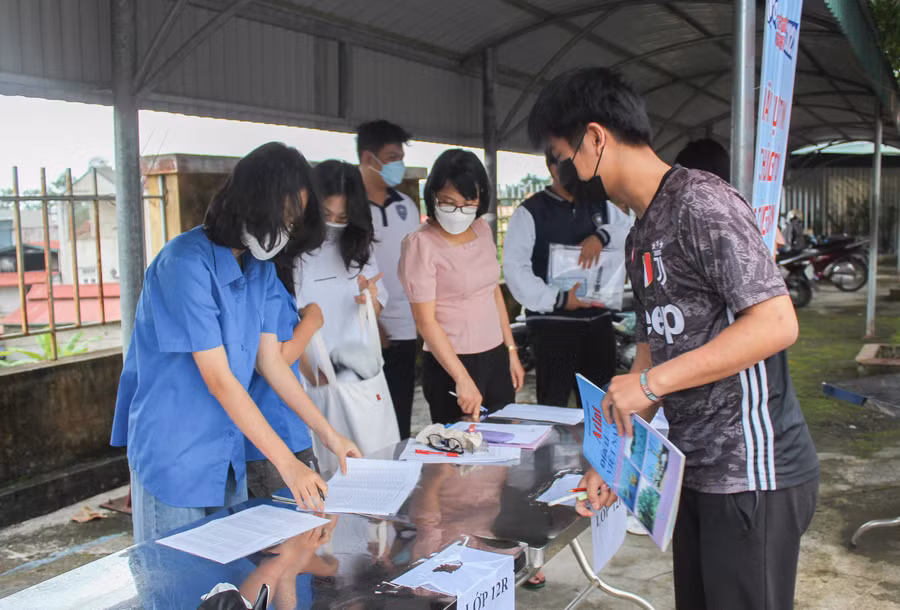 Thí sinh quên Atlat, đồ dùng phục vụ thi đều được hỗ trợ kịp thời. Thí sinh quên Atlat, đồ dùng phục vụ thi đều được hỗ trợ kịp thời.