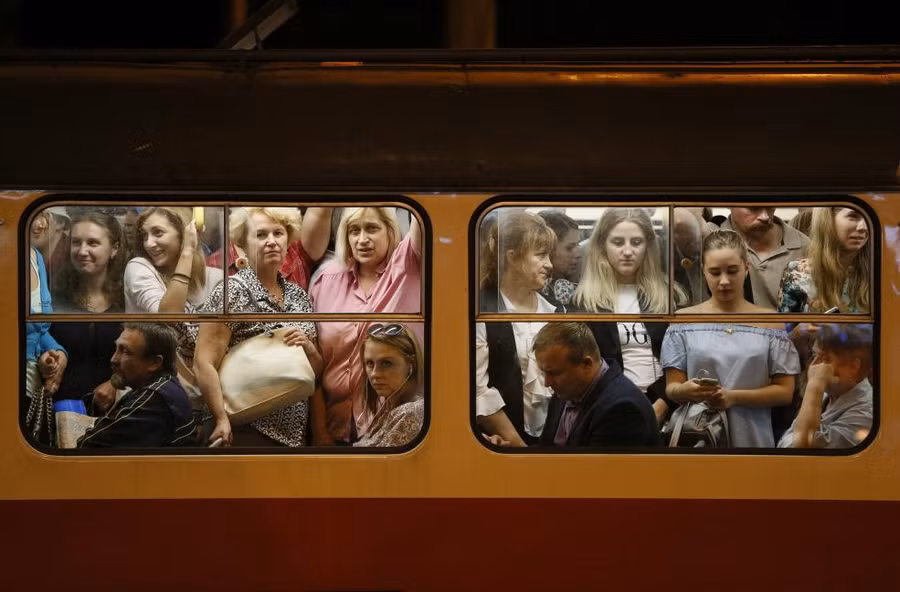 Hành khách trên xe điện ở Kiev, Ukraine